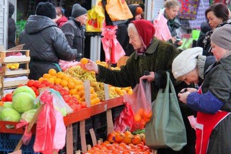 Покупаем продукты на Привозе: что и почем на знаменитом одесском рынке (фоторепортаж)