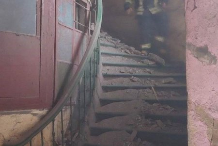 На Александровском проспекте обрушилось чердачное перекрытие в двухэтажном жилом доме (фото)