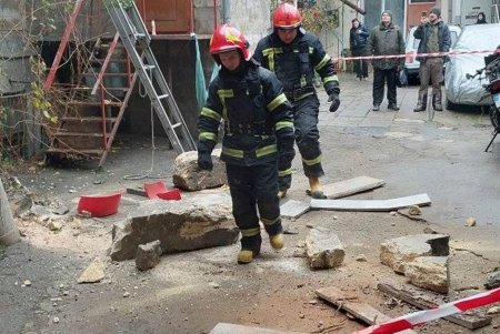 На Александровском проспекте обрушилось чердачное перекрытие в двухэтажном жилом доме (фото)
