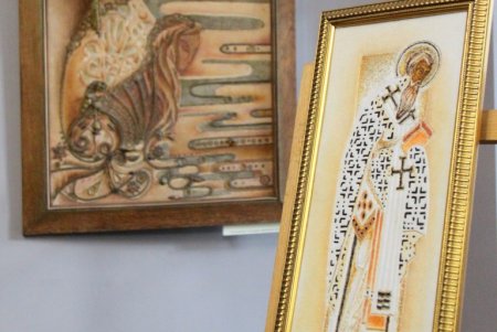 Театральная художница Татьяна Иванова представила на выставке бархатные картины (фоторепортаж)