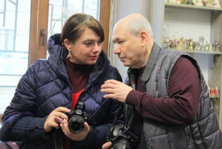 Театральная художница Татьяна Иванова представила на выставке бархатные картины (фоторепортаж)