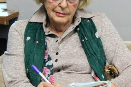 Театральная художница Татьяна Иванова представила на выставке бархатные картины (фоторепортаж)
