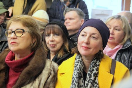 Театральная художница Татьяна Иванова представила на выставке бархатные картины (фоторепортаж)