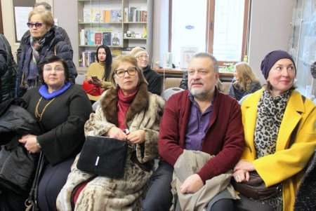Театральная художница Татьяна Иванова представила на выставке бархатные картины (фоторепортаж)