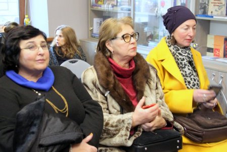 Театральная художница Татьяна Иванова представила на выставке бархатные картины (фоторепортаж)