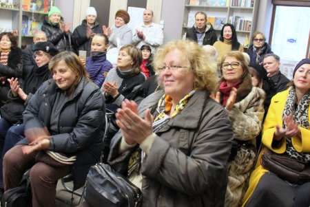 Театральная художница Татьяна Иванова представила на выставке бархатные картины (фоторепортаж)