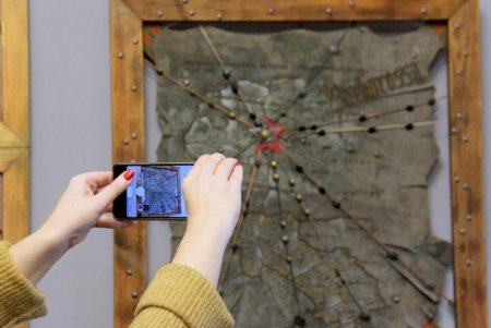Театральная художница Татьяна Иванова представила на выставке бархатные картины (фоторепортаж)