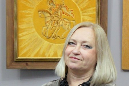 Театральная художница Татьяна Иванова представила на выставке бархатные картины (фоторепортаж)