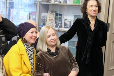 Театральная художница Татьяна Иванова представила на выставке бархатные картины (фоторепортаж)