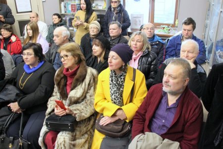 Театральная художница Татьяна Иванова представила на выставке бархатные картины (фоторепортаж)