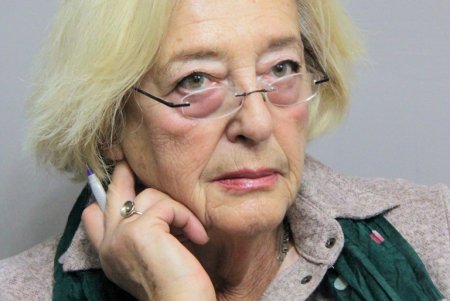 Театральная художница Татьяна Иванова представила на выставке бархатные картины (фоторепортаж)