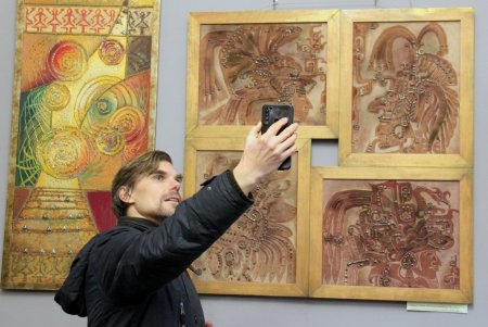 Театральная художница Татьяна Иванова представила на выставке бархатные картины (фоторепортаж)