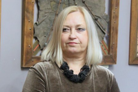 Театральная художница Татьяна Иванова представила на выставке бархатные картины (фоторепортаж)