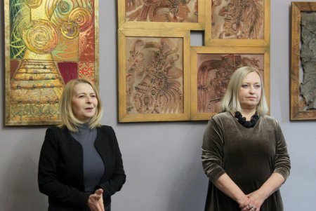 Театральная художница Татьяна Иванова представила на выставке бархатные картины (фоторепортаж)