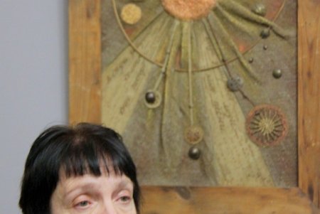Театральная художница Татьяна Иванова представила на выставке бархатные картины (фоторепортаж)