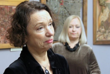 Театральная художница Татьяна Иванова представила на выставке бархатные картины (фоторепортаж)
