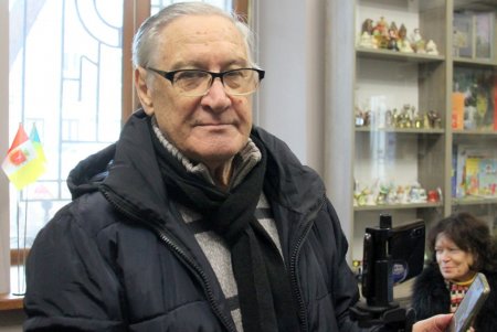 Театральная художница Татьяна Иванова представила на выставке бархатные картины (фоторепортаж)