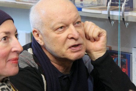 Театральная художница Татьяна Иванова представила на выставке бархатные картины (фоторепортаж)