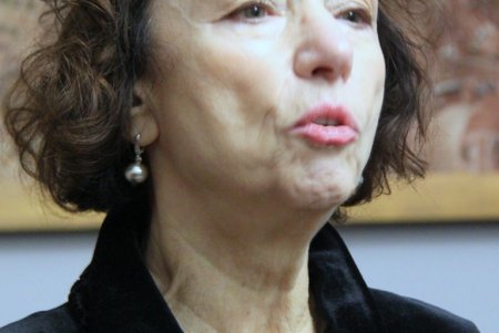Театральная художница Татьяна Иванова представила на выставке бархатные картины (фоторепортаж)