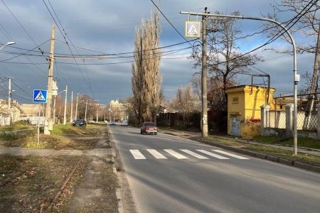 На Даче Ковалевского и улице Ореховой обновили разметку на пешеходных переходах