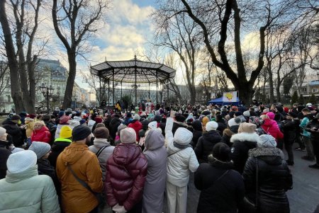 Маленькие одесситы «подержали своих»: в День Святого Николая прошел праздничный концерт-мюзикл