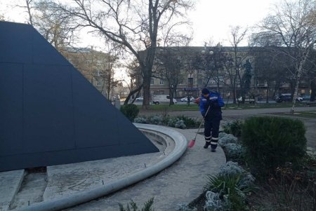 В Малиновском районе коммунальщики привели в порядок памятники и бюветы (фото)
