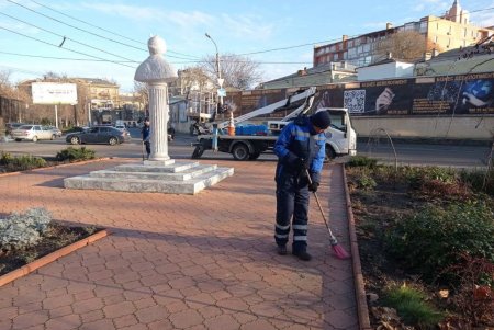 В Малиновском районе коммунальщики привели в порядок памятники и бюветы (фото)