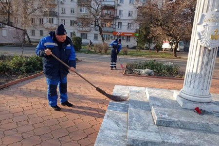 В Малиновском районе коммунальщики привели в порядок памятники и бюветы (фото)
