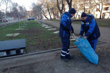 В Малиновском районе коммунальщики привели в порядок памятники и бюветы (фото)