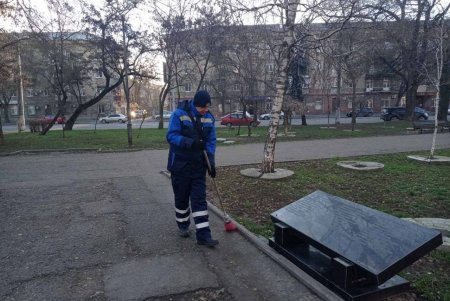 В Малиновском районе коммунальщики привели в порядок памятники и бюветы (фото)
