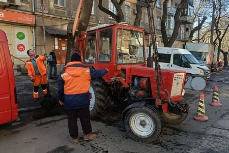 Коммунальщики очищают ливневку на дорогах во всех городских районах (фото)