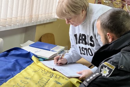 Школьникам Одесской области полицейские из Херсона передали флаг Украины с благодарностью за поддержку (фото)