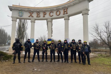 Школьникам Одесской области полицейские из Херсона передали флаг Украины с благодарностью за поддержку (фото)