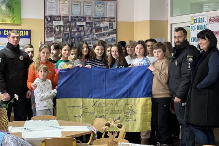 Школьникам Одесской области полицейские из Херсона передали флаг Украины с благодарностью за поддержку (фото)