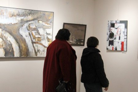 В Летнем театре одесские художники представили выставку «Летний. Снег» (фоторепортаж)