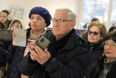 В Летнем театре одесские художники представили выставку «Летний. Снег» (фоторепортаж)