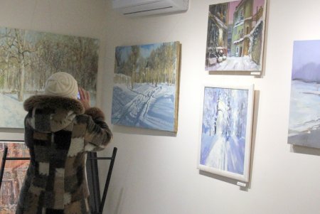В Летнем театре одесские художники представили выставку «Летний. Снег» (фоторепортаж)