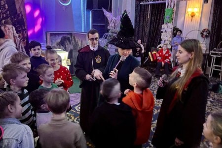 Одесский муниципалитет провел новогодний праздник для детей бойцов ВСУ и временно перемещенных лиц (фото)