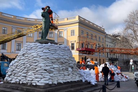 Памятник Дюку коммунальщики помыли и заменили вокруг него мешки с песком (видео)