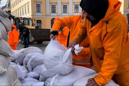 Памятник Дюку коммунальщики помыли и заменили вокруг него мешки с песком (видео)