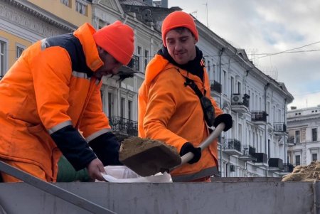 Памятник Дюку коммунальщики помыли и заменили вокруг него мешки с песком (видео)
