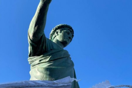 Памятник Дюку коммунальщики помыли и заменили вокруг него мешки с песком (видео)