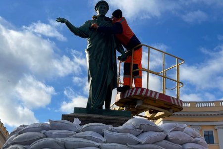 Памятник Дюку коммунальщики помыли и заменили вокруг него мешки с песком (видео)