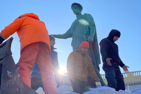 Памятник Дюку коммунальщики помыли и заменили вокруг него мешки с песком (видео)