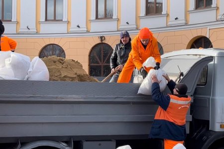 Памятник Дюку коммунальщики помыли и заменили вокруг него мешки с песком (видео)