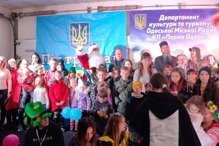 «Поддержи своих»: на стадионе «Черноморец» прошел 50-й концерт, посвященный Новогодним праздникам (фото)
