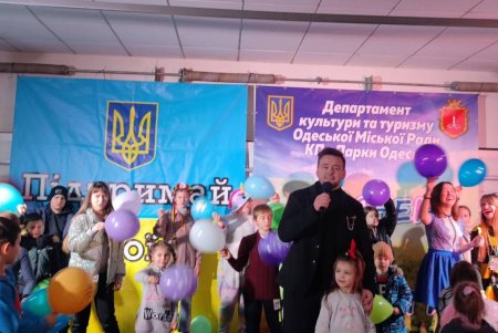«Поддержи своих»: на стадионе «Черноморец» прошел 50-й концерт, посвященный Новогодним праздникам (фото)