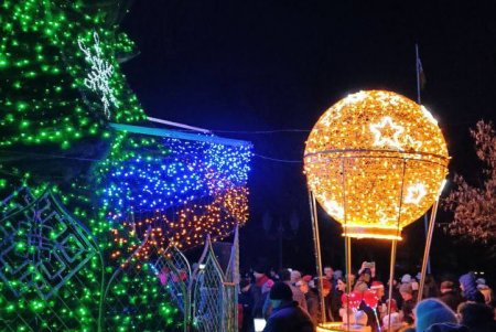 В центре города открыли елку Несокрушимости (фото, видео)