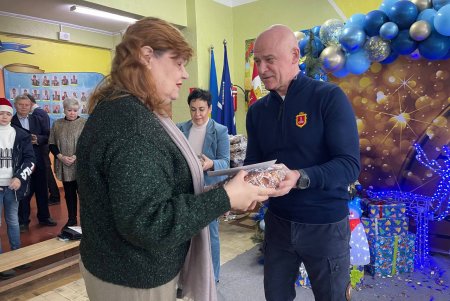 Мэр Одессы поздравил с наступающими праздниками работников гуманитарного центра в Киевском районе (фото, видео)