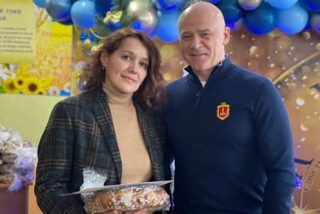 Мэр Одессы поздравил с наступающими праздниками работников гуманитарного центра в Киевском районе (фото, видео)